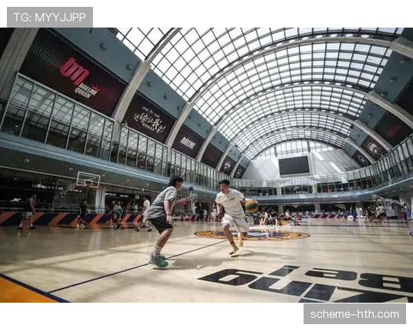 练俊杰出街买咖啡，秒变时尚大咖，和球场上的他认不出来了！